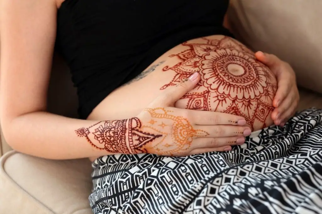 Safe application of henna pregnancy belly art tips